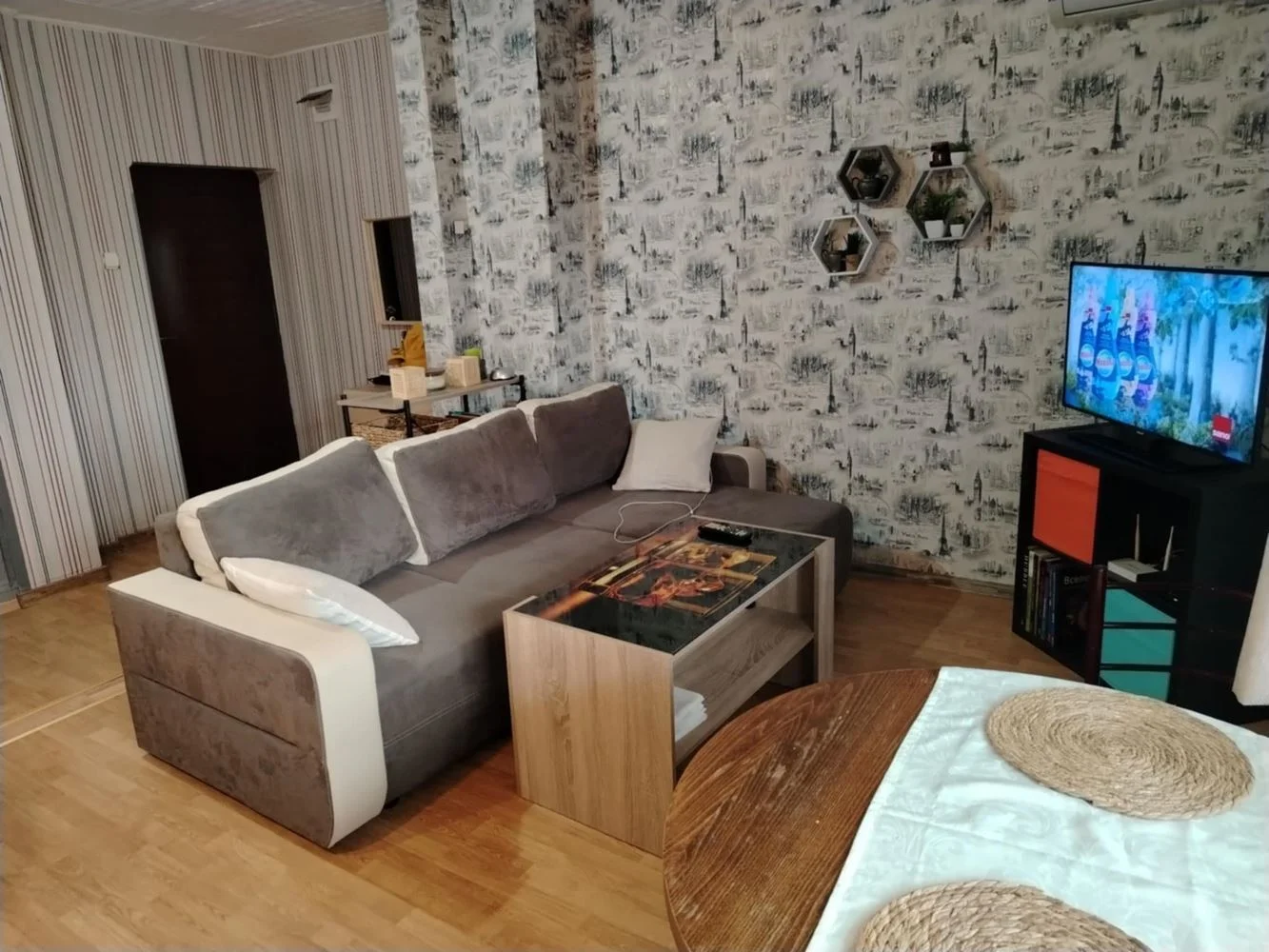 Ein-Zimmer-Wohnung, umgewandelt in zwei Schlafzimmer, Backstein, Zentralheizung, Aufzug, möbliert-0 Zweizimmerwohnung, zu einer Dreizimmerwohnung umgebaut, Backsteinbau, Fernwärme, Aufzug, möbliert – 0