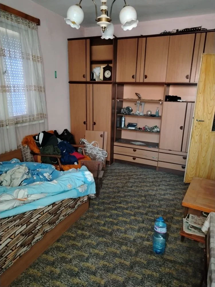 Zweite Etage des Wohngebäudes + Kastenraum im Erdgeschoss + gemauerte Garage + Teil des Grundstücks-0 Zweiter Stock eines Wohngebäudes + Einliegerwohnung im Erdgeschoss + gemauerte Garage + Eigentumsanteil am Grundstück – 0