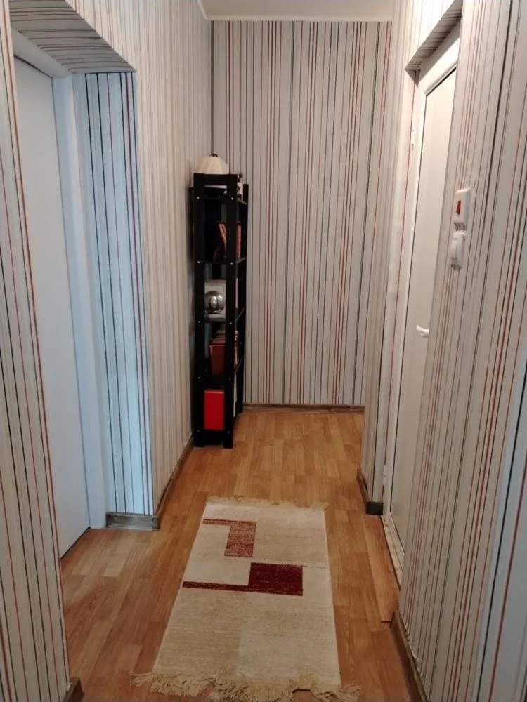 Ein-Zimmer-Wohnung, umgewandelt in zwei Schlafzimmer, Backstein, Zentralheizung, Aufzug, möbliert-0 Zweizimmerwohnung, zu einer Dreizimmerwohnung umgebaut, Backsteinbau, Fernwärme, Aufzug, möbliert – 0