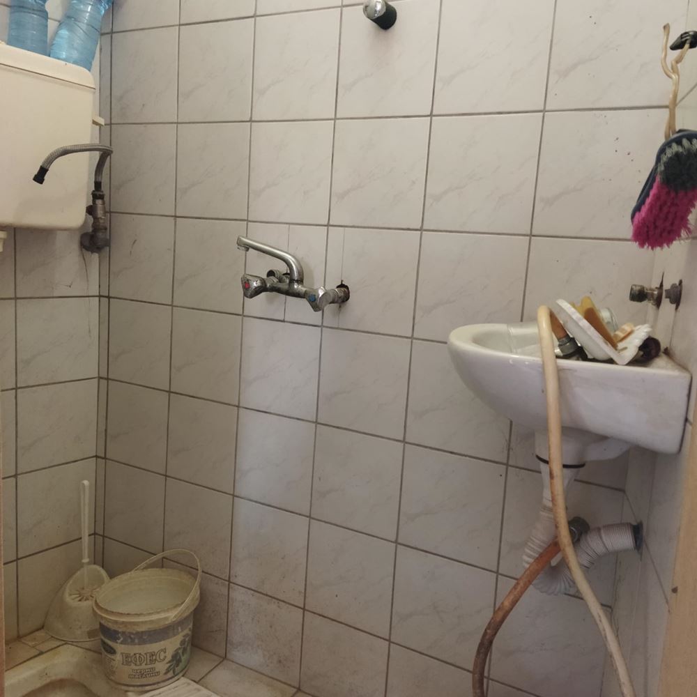Двуетажна къща с панорама и три самостоятелни жилища в кв. Комлука - 0