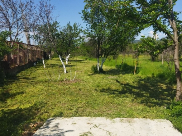 Равен парцел с овощни насъждения и рекичка-913 кв.м. в местността Каменка - 0