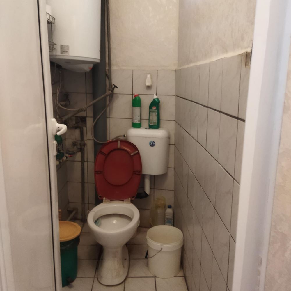 Двуетажна къща с панорама и три самостоятелни жилища в кв. Комлука - 0