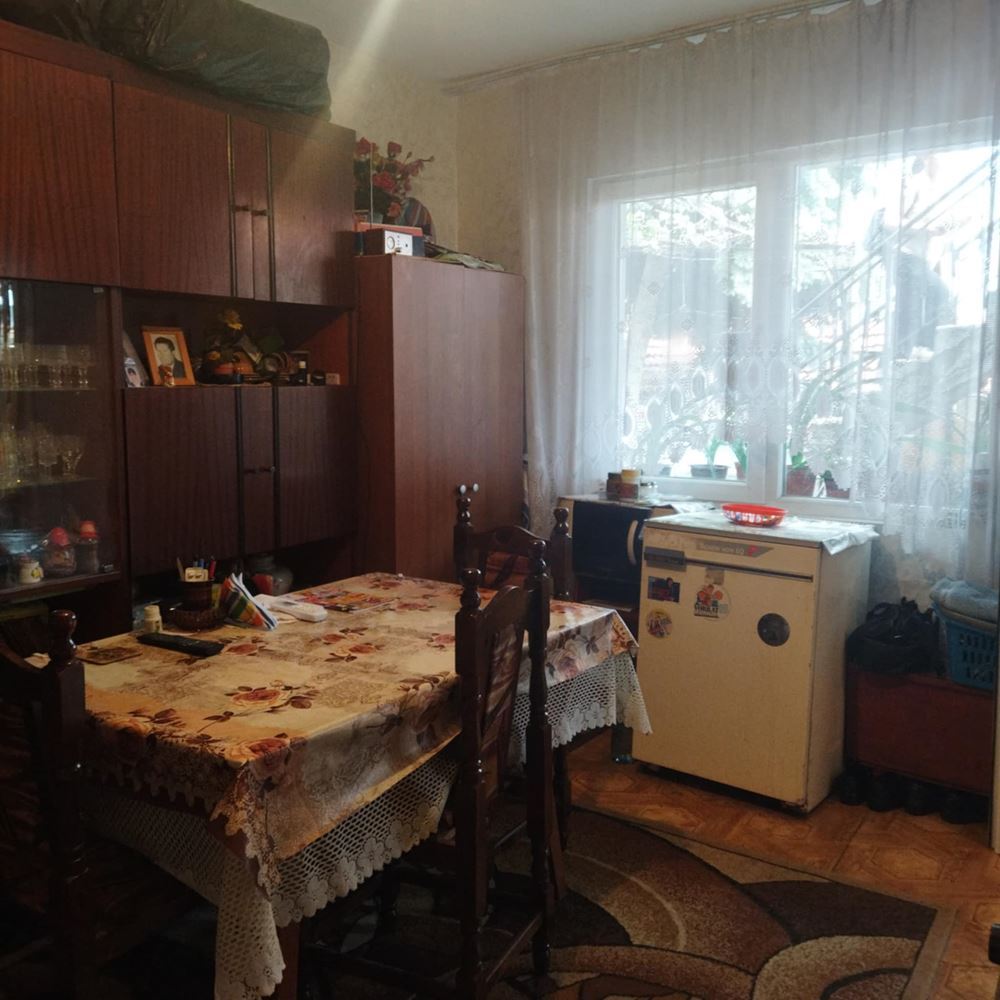 Двуетажна къща с панорама и три самостоятелни жилища в кв. Комлука - 0