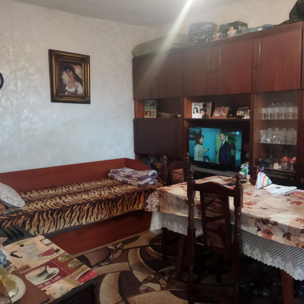 Двуетажна къща с панорама и три самостоятелни жилища в кв. Комлука - 0