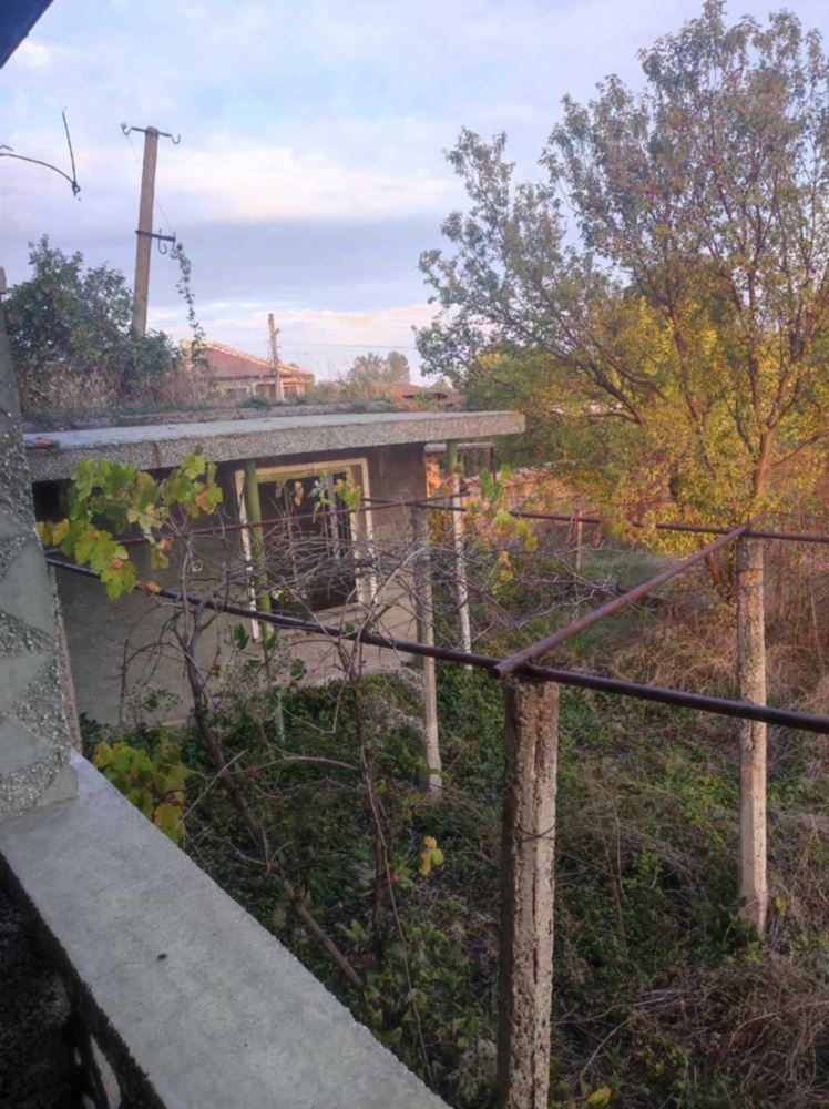 Тухлена къща в село Желю войвода и двор 4600кв. м - 0