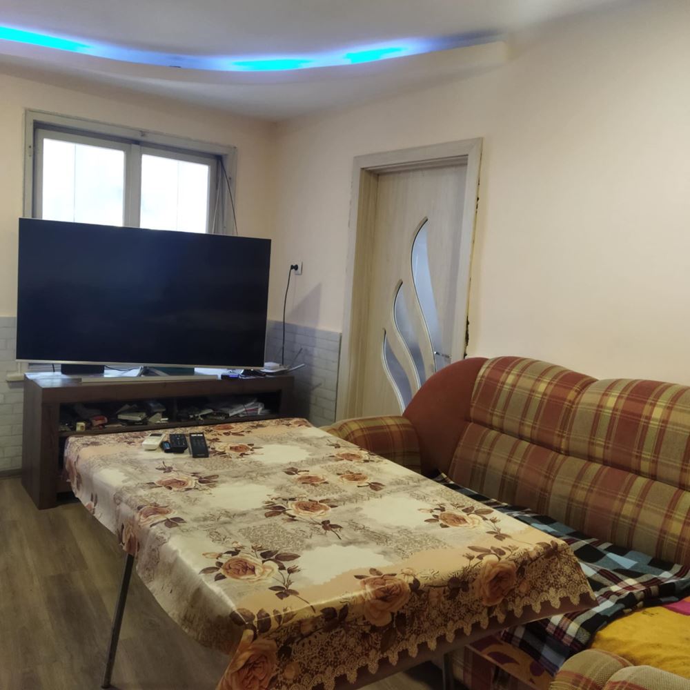 Двуетажна къща с панорама и три самостоятелни жилища в кв. Комлука - 0