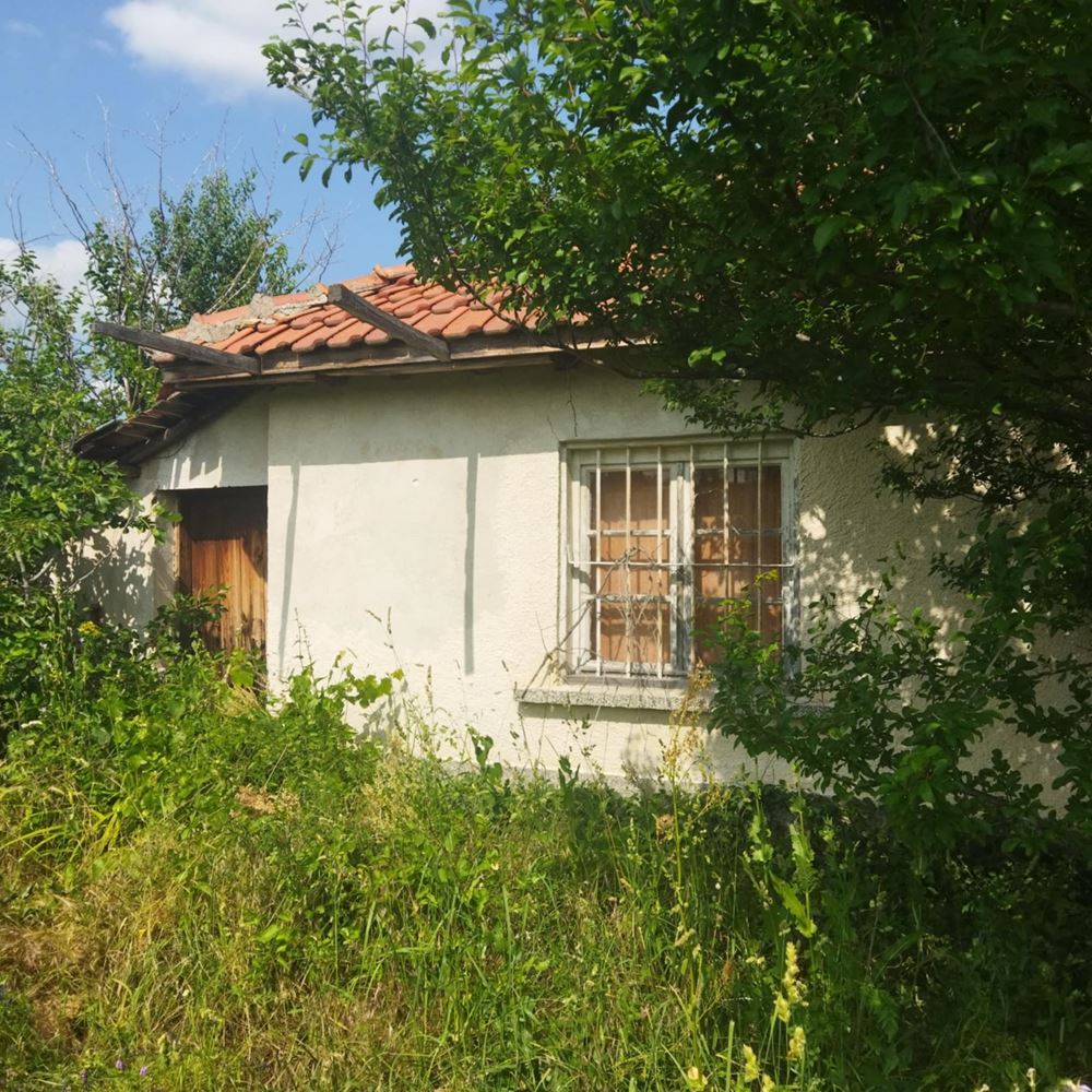 Вилен имот с ток, вода и постройки в м. Изгрев - Гюргюнлюка, 1090 кв.м. - 0