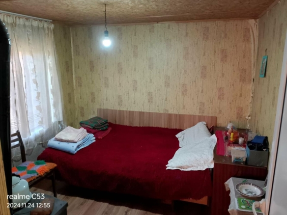 Едноетажна тухлена къща с голям двор и овошки в гр. Кермен, на 25 км от Сливен - 0