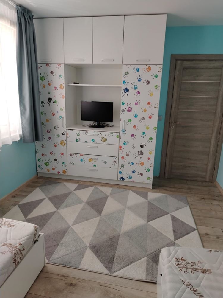 пл. Левски, Тристаен апартамент, ремонтиран, напълно обзаведен, ет.2 - 0