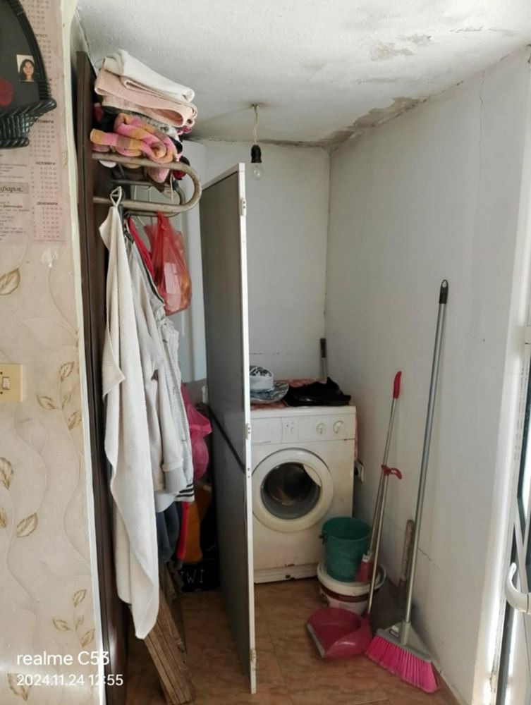 Едноетажна тухлена къща с голям двор и овошки в гр. Кермен, на 25 км от Сливен - 0