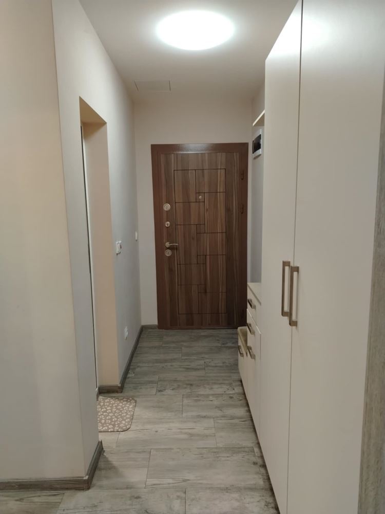 пл. Левски, Тристаен апартамент, ремонтиран, напълно обзаведен, ет.2 - 0
