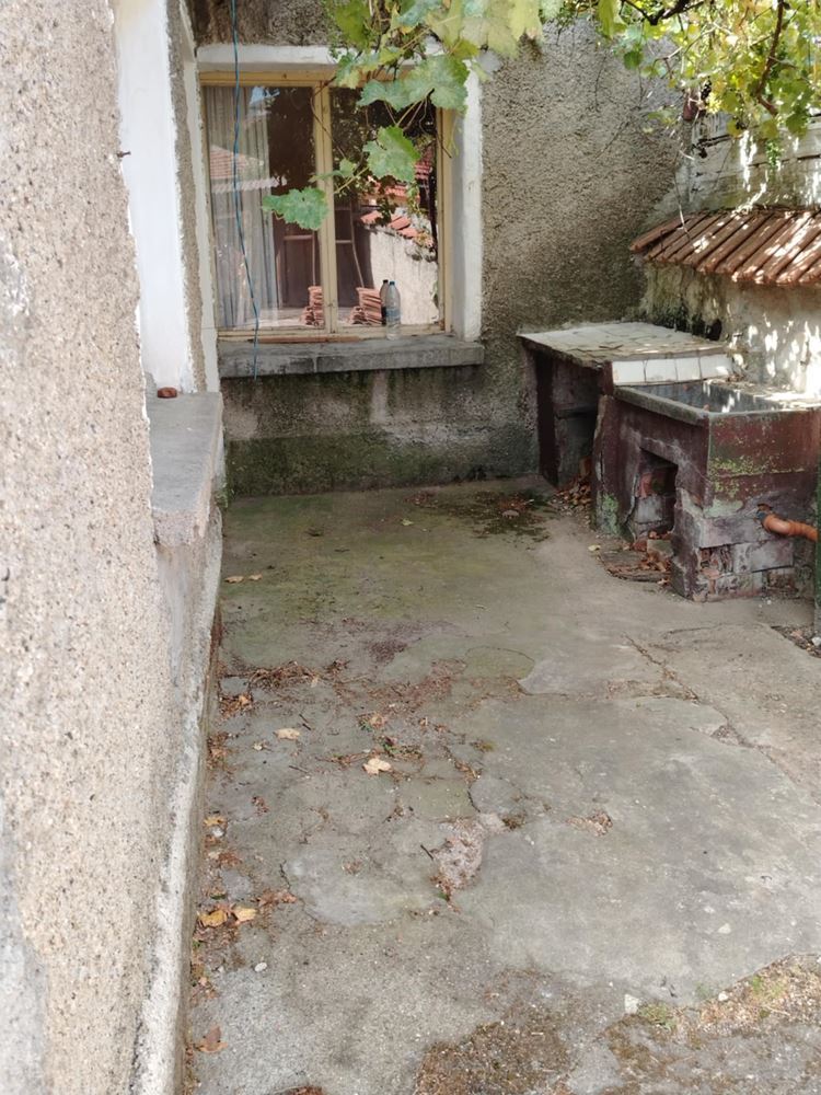 Парцел с къща и допълнителни постройки в кв. Ново село, недалеч от парк Юнак - 0