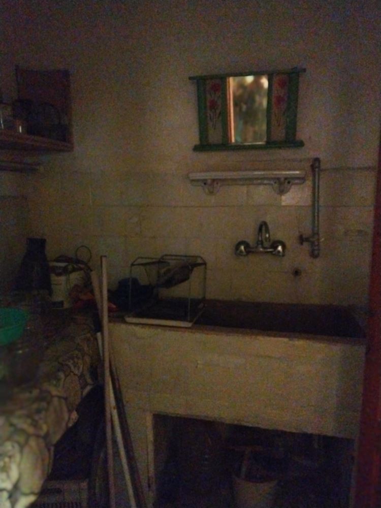 кв. ”КОМЛУКА” - продава тухлена къща с двор - 0
