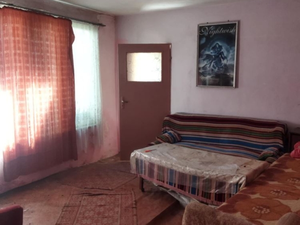кв. ”КОМЛУКА” - продава тухлена къща с двор - 0