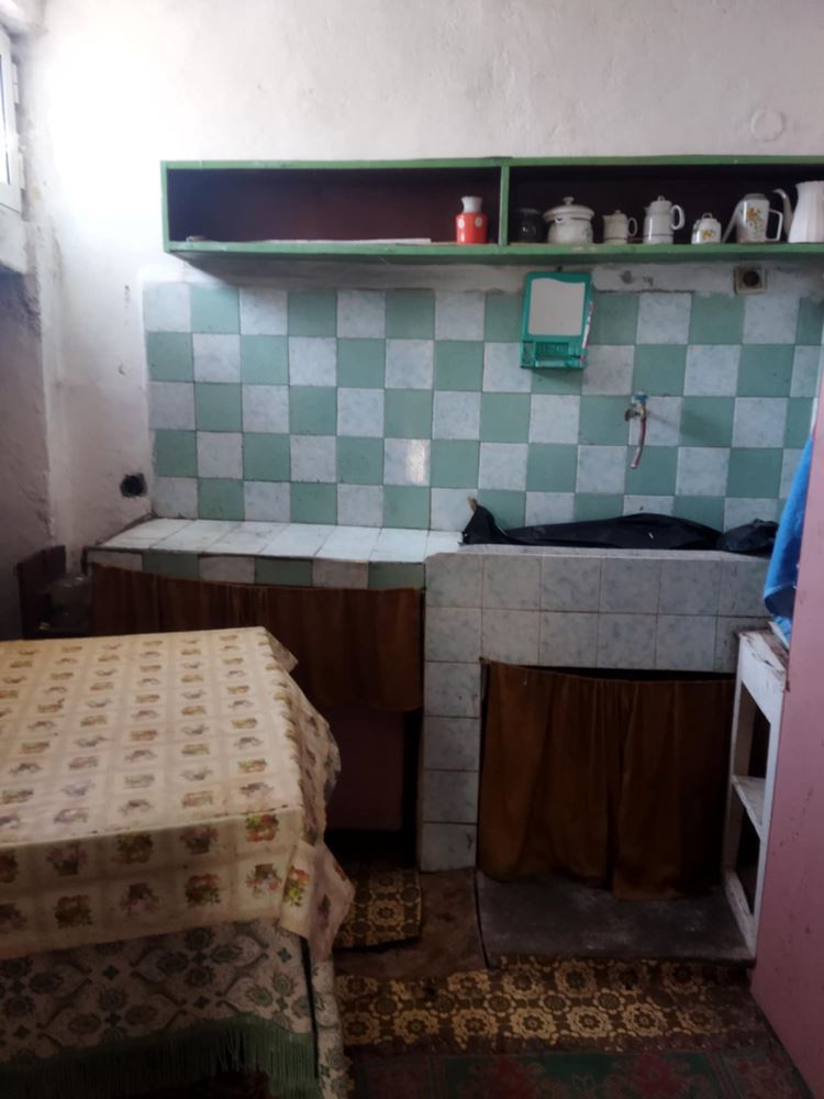кв. ”КОМЛУКА” - продава тухлена къща с двор - 0
