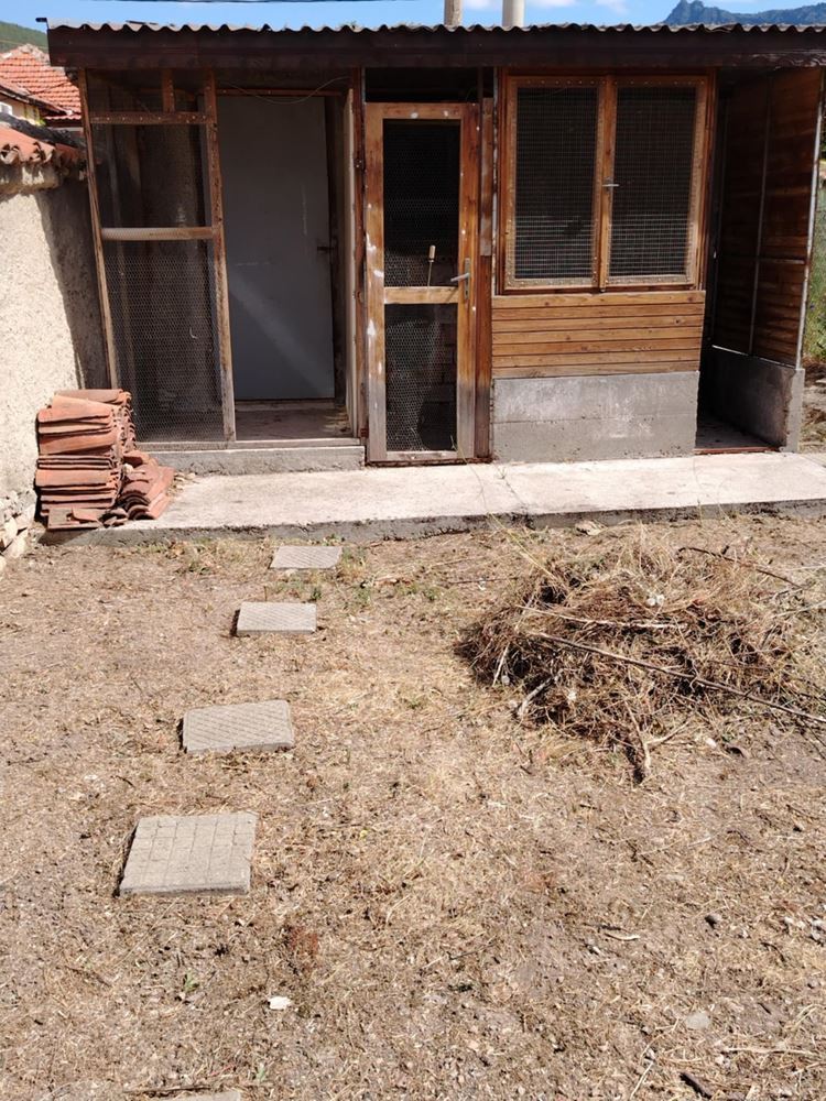 Парцел с къща и допълнителни постройки в кв. Ново село, недалеч от парк Юнак - 0