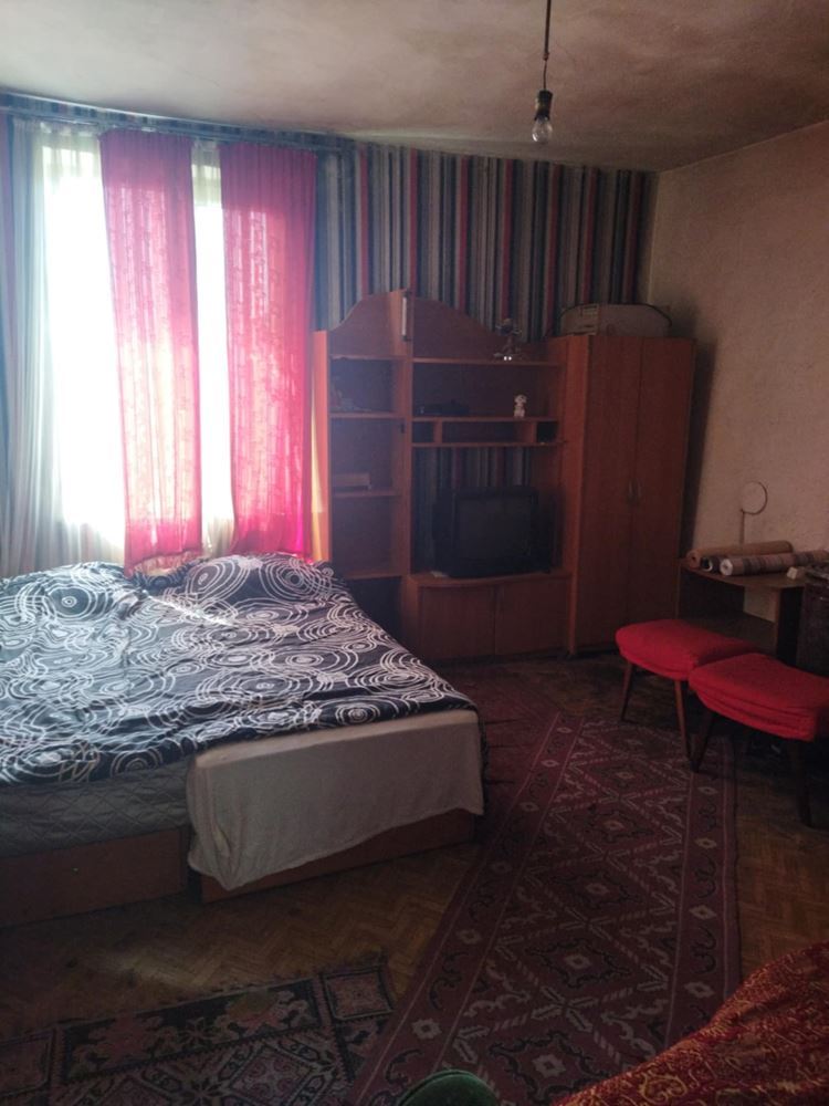 кв. ”КОМЛУКА” - продава тухлена къща с двор - 0