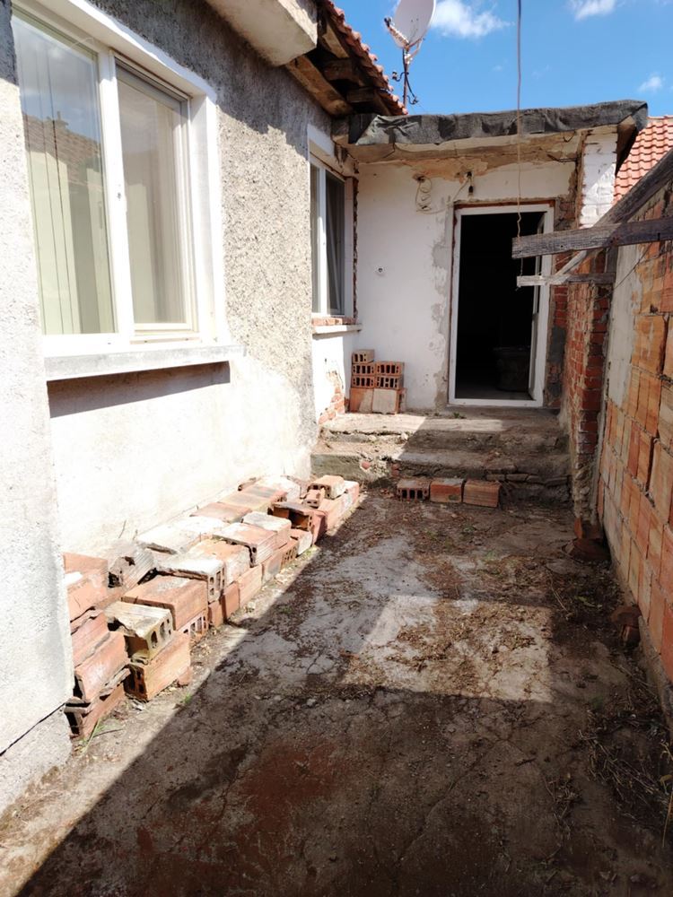Парцел с къща и допълнителни постройки в кв. Ново село, недалеч от парк Юнак - 0