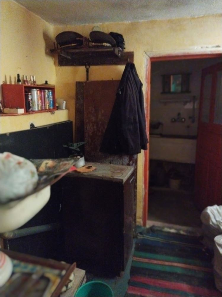 кв. ”КОМЛУКА” - продава тухлена къща с двор - 0