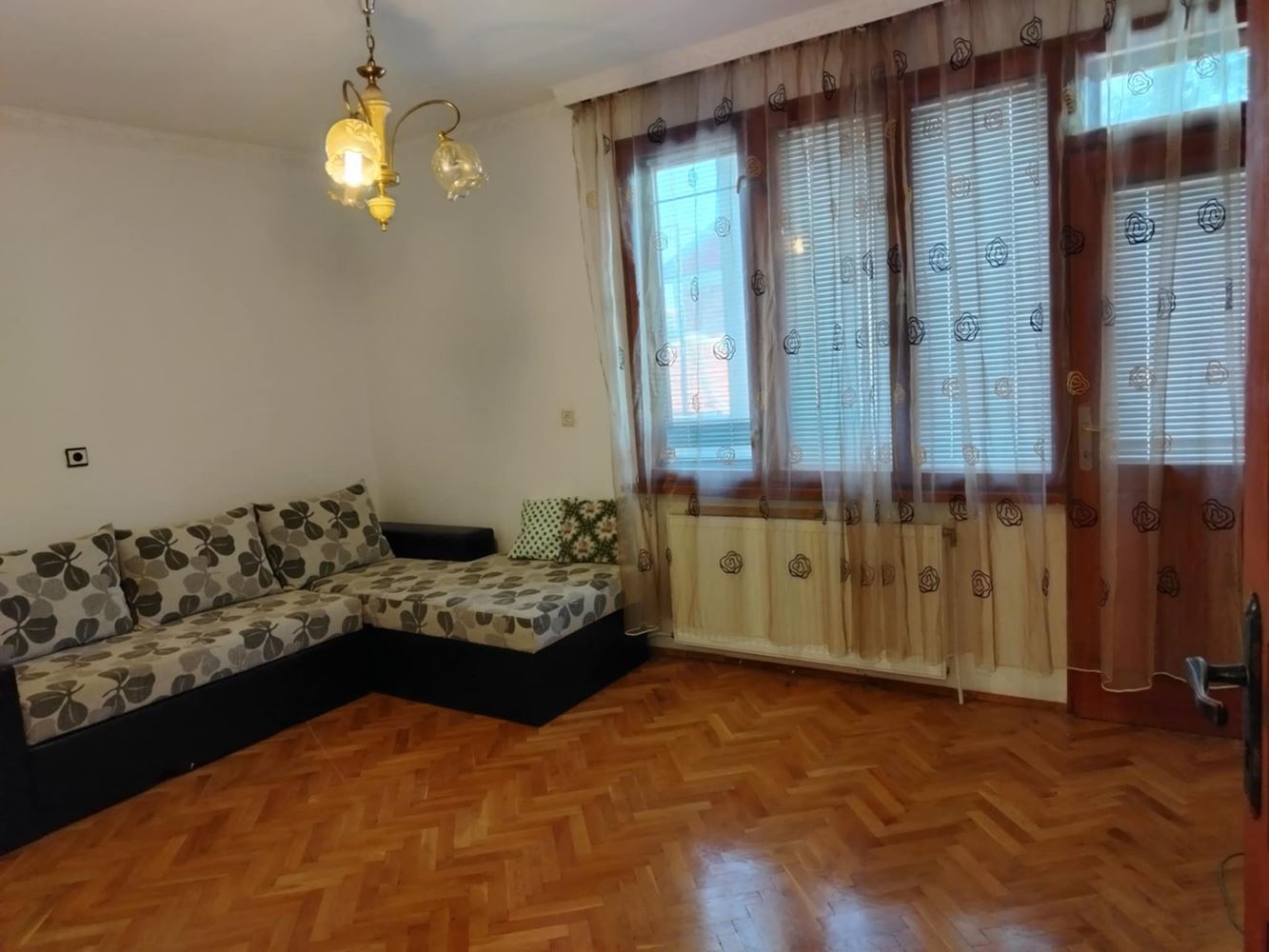 кв. ”НОВО СЕЛО” - продава триетажна къща, масивна, плоча, подходяща за 2 и повече семейства - 0