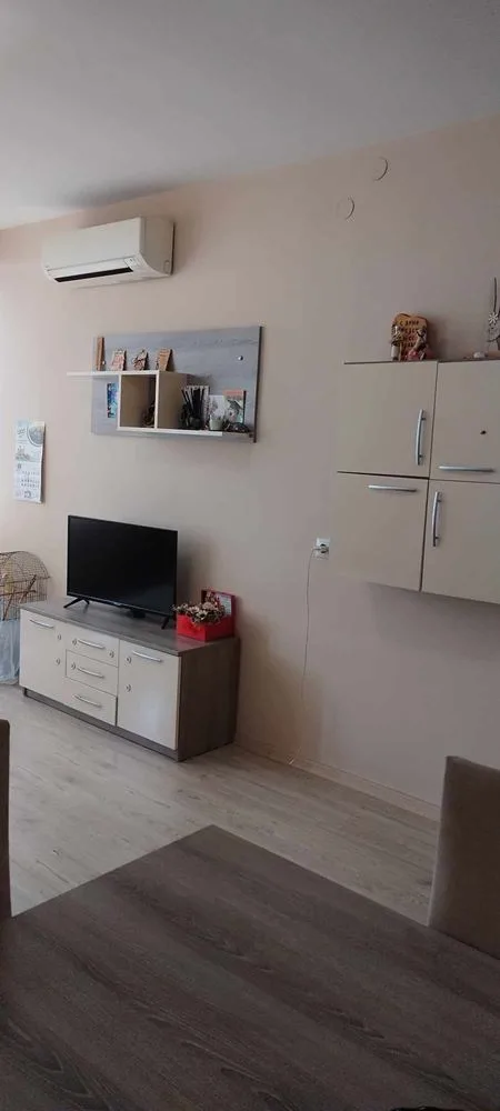 Quartal. ”Druschba” - zu verkaufen ein Schlafzimmer, Backstein-Wohnung, möbliert + angrenzende Land-0 кв. ”Дружба” - продава двустаен, тухлен апартамент, обзаведен + прилежаща земя - 0