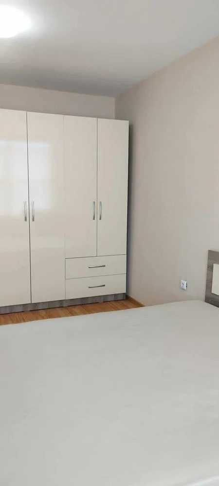 Quartal. ”Druschba” - zu verkaufen ein Schlafzimmer, Backstein-Wohnung, möbliert + angrenzende Land-0 кв. ”Дружба” - продава двустаен, тухлен апартамент, обзаведен + прилежаща земя - 0