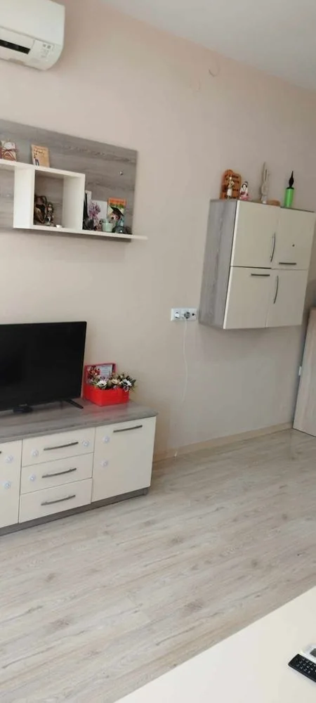 Quartal. ”Druschba” - zu verkaufen ein Schlafzimmer, Backstein-Wohnung, möbliert + angrenzende Land-0 кв. ”Дружба” - продава двустаен, тухлен апартамент, обзаведен + прилежаща земя - 0