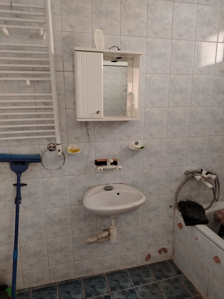 кв. ”НОВО СЕЛО” - продава триетажна къща, масивна, плоча, подходяща за 2 и повече семейства - 0