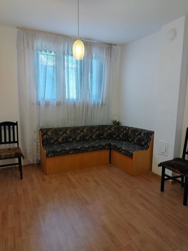 кв. ”НОВО СЕЛО” - продава триетажна къща, масивна, плоча, подходяща за 2 и повече семейства - 0