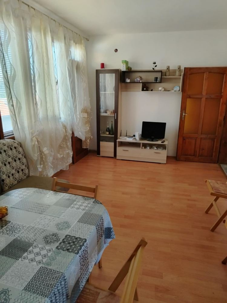 кв. ”НОВО СЕЛО” - продава триетажна къща, масивна, плоча, подходяща за 2 и повече семейства - 0