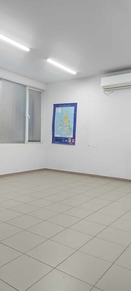 Център - недалеч от НТС - продава партерно помещение подходящо за различни видове дейност - 0
