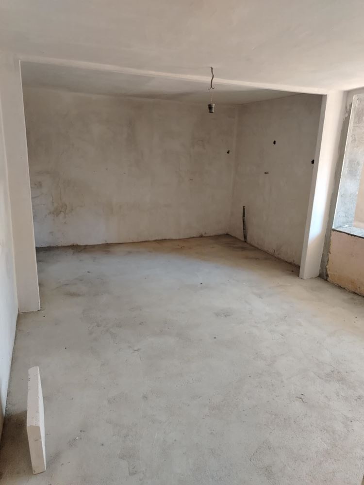кв. ”НОВО СЕЛО” - продава триетажна къща, масивна, плоча, подходяща за 2 и повече семейства - 0