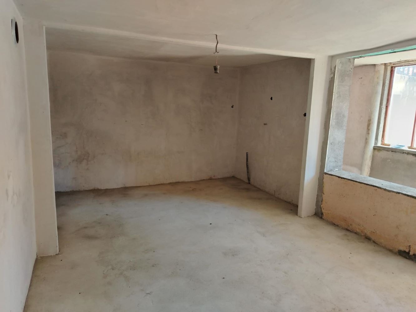 кв. ”НОВО СЕЛО” - продава триетажна къща, масивна, плоча, подходяща за 2 и повече семейства - 0