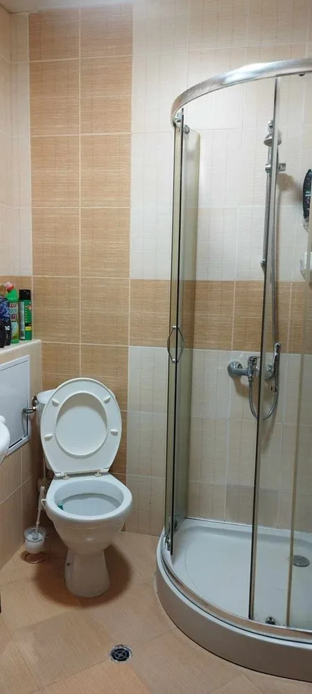 Quartal. ”Druschba” - zu verkaufen ein Schlafzimmer, Backstein-Wohnung, möbliert + angrenzende Land-0 кв. ”Дружба” - продава двустаен, тухлен апартамент, обзаведен + прилежаща земя - 0
