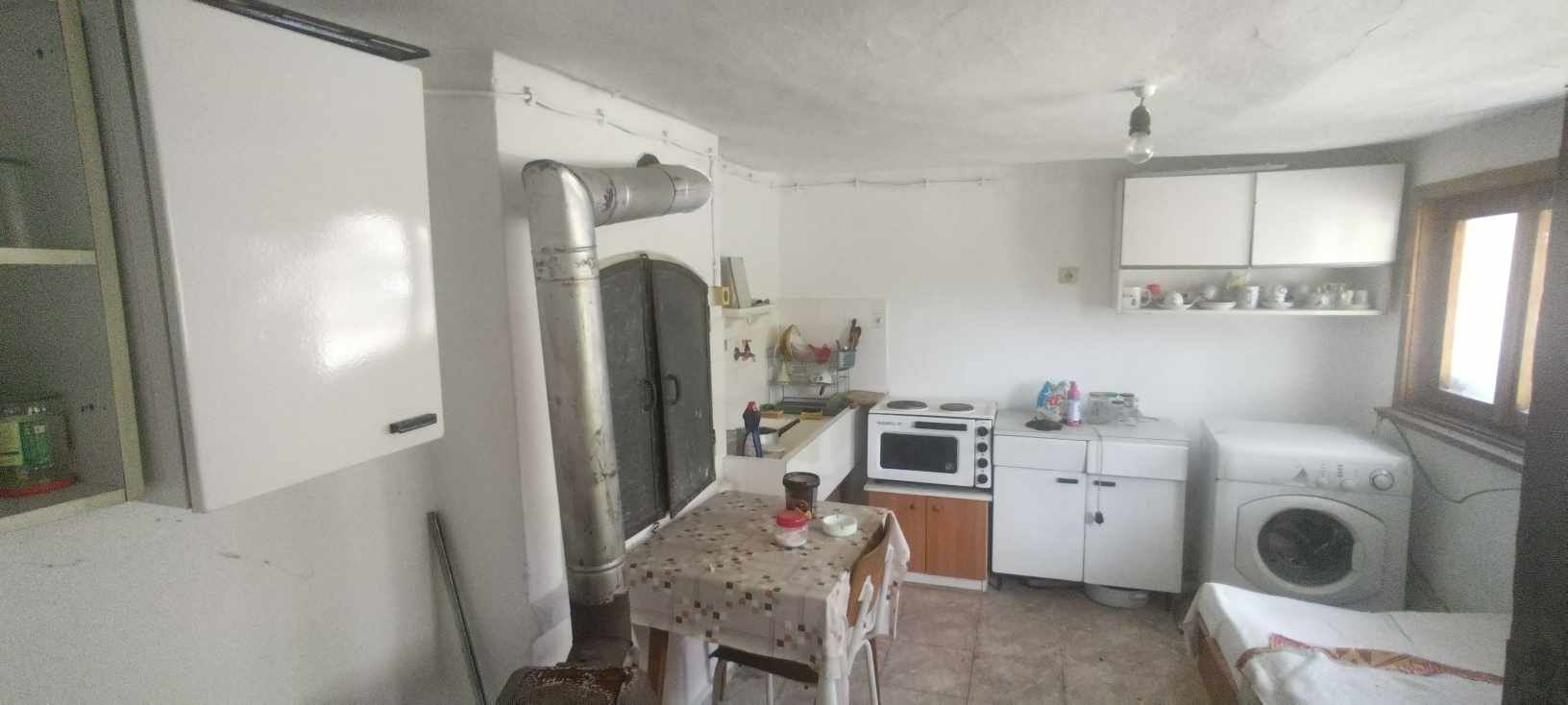 Център - продава къща с парцел. Голямо лице на централна улица. - 0