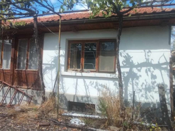 Център - продава къща с парцел. Голямо лице на централна улица. - 0