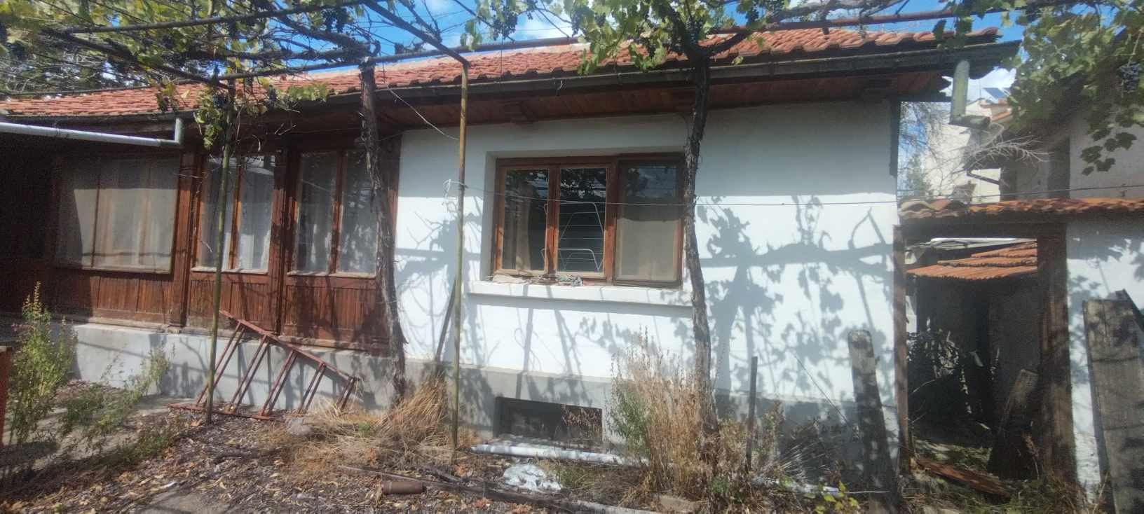 Център - продава къща с парцел. Голямо лице на централна улица. - 0