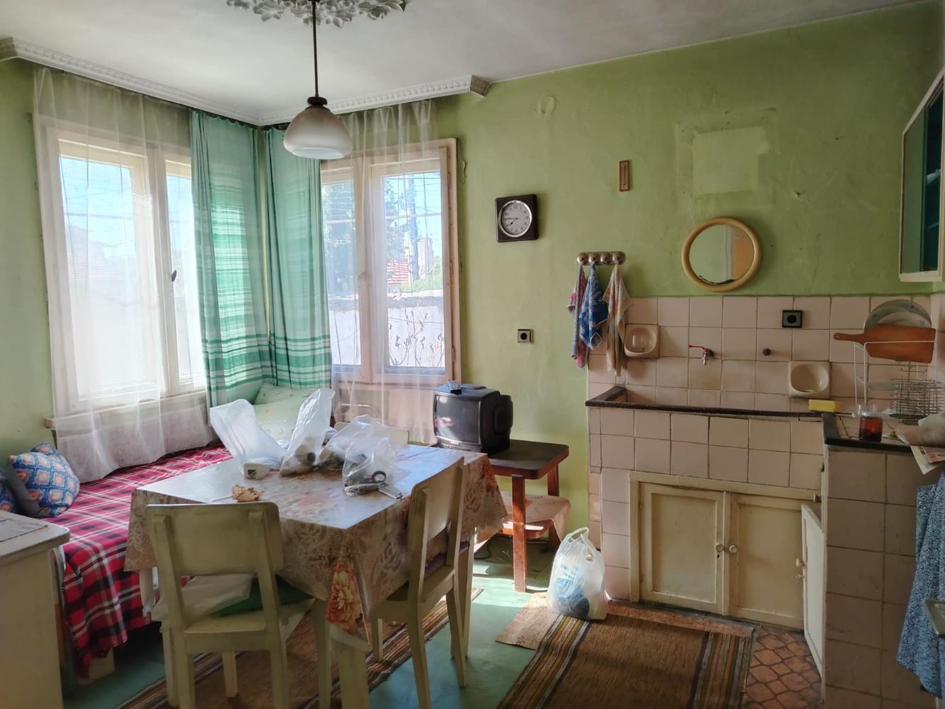 Широк център - недалеч от Двата Аслана продава две къщи в един двор - 0