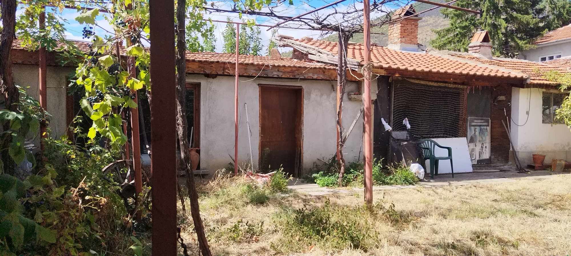 Център - продава къща с парцел. Голямо лице на централна улица. - 0