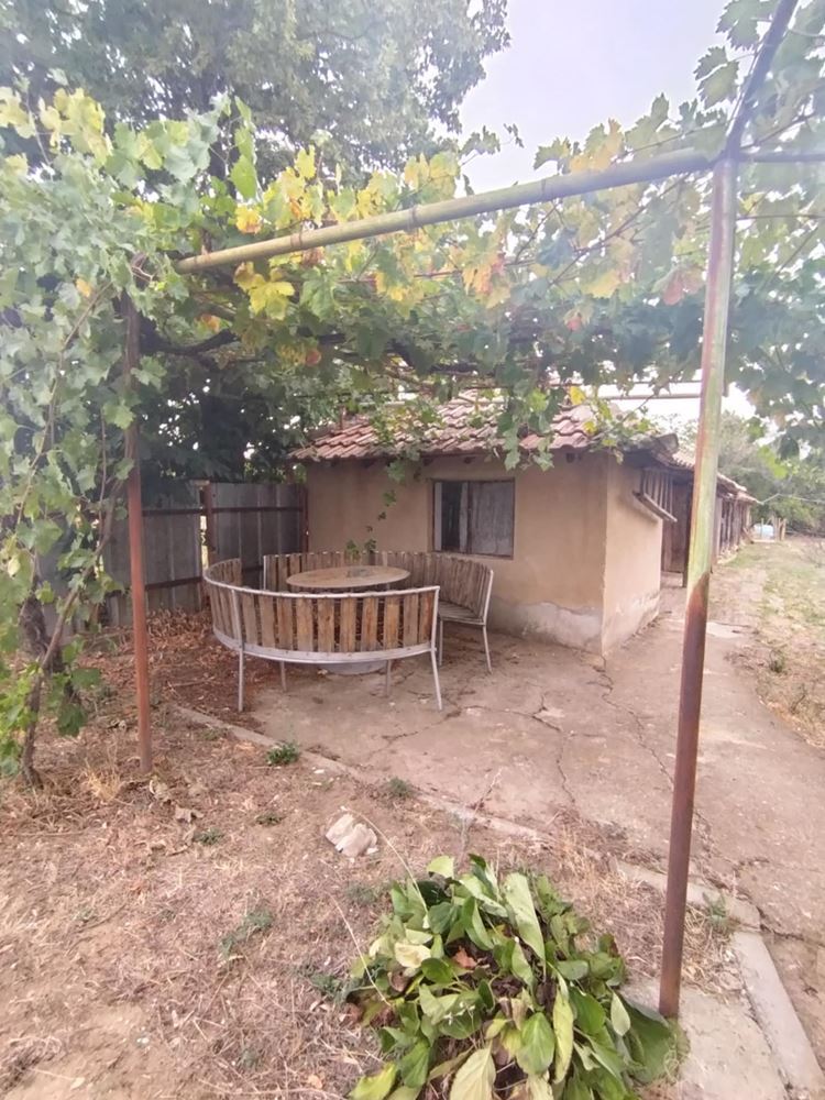 Масивна, двуетажна тухлена къща на плоча в с. Ковачите - 0