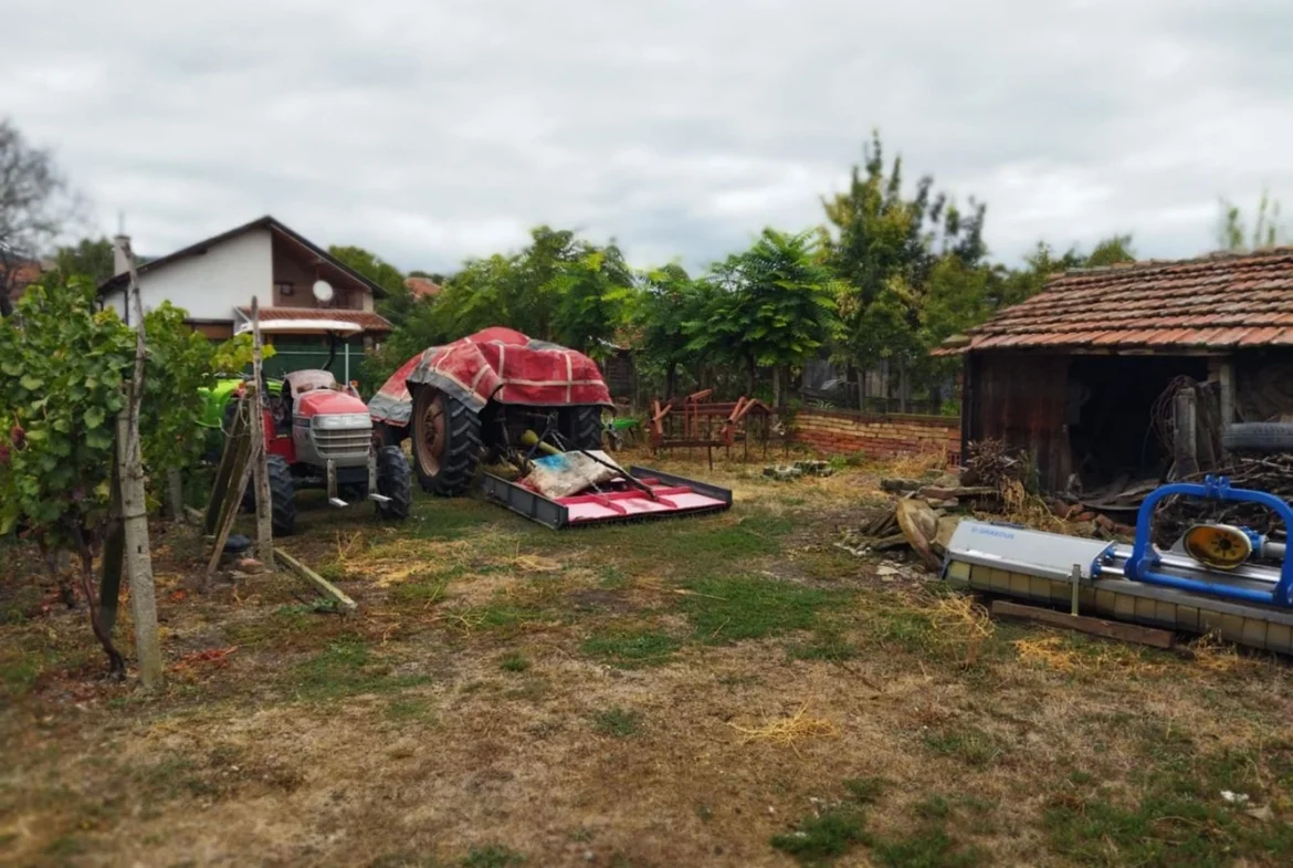 Продава се ъглов парцел в кв. Речица – 374 кв.м., до училище