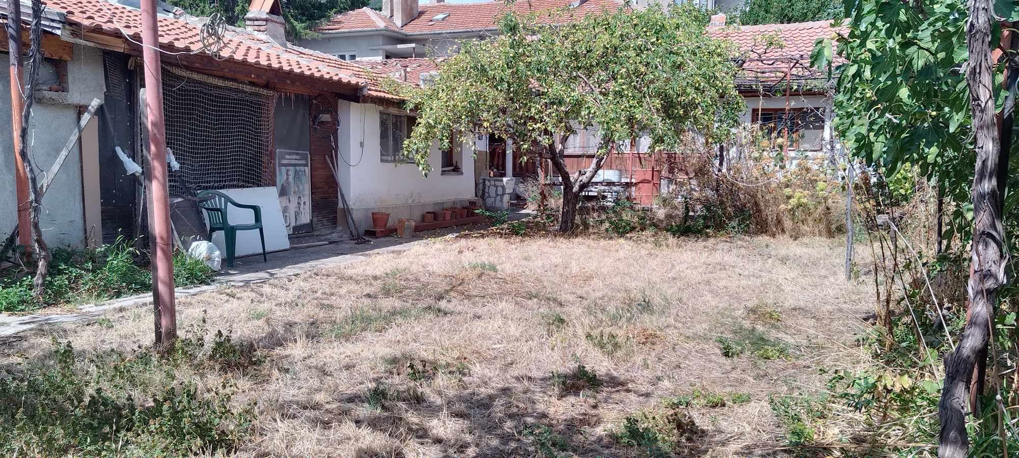 Център - продава къща с парцел. Голямо лице на централна улица. - 0