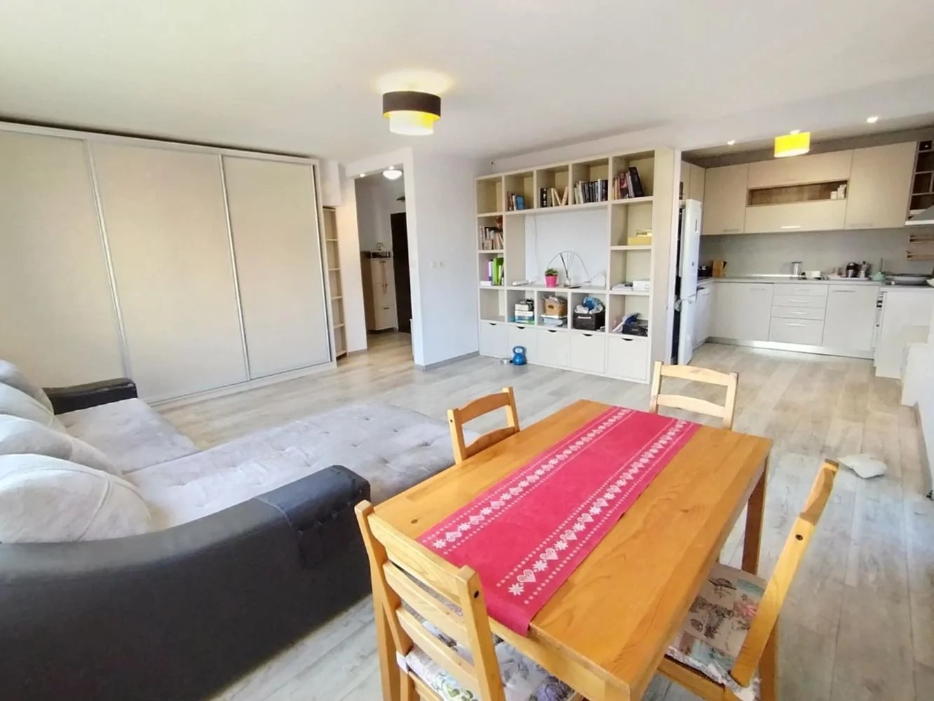 Broad Center - zwei Schlafzimmer, möbliert, Niederflur, Garage-0 Shirak-Zentrum – Dreizimmerwohnung, möbliert, unteres Stockwerk, Garage – 0