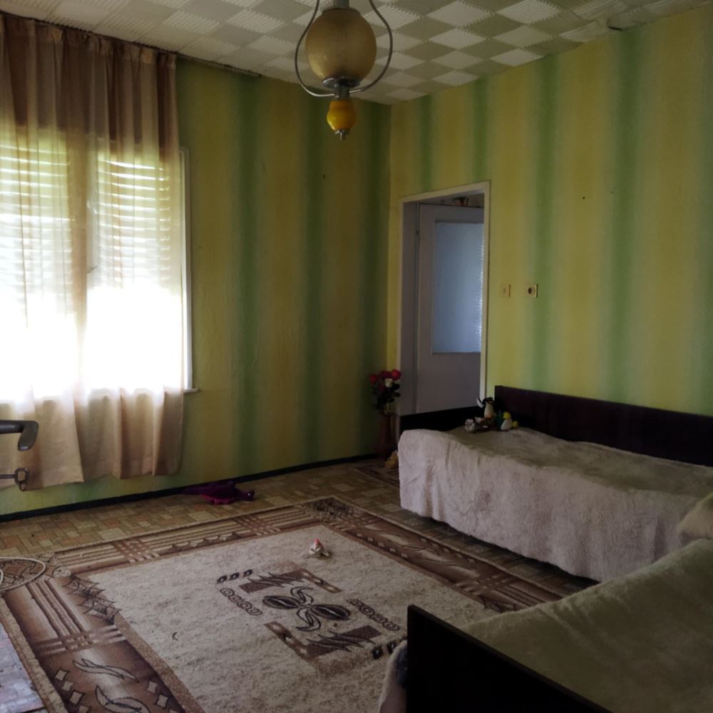 Двуетажна тухлена къща с двор 880 кв.м. в центъра на гр. Кермен - 0
