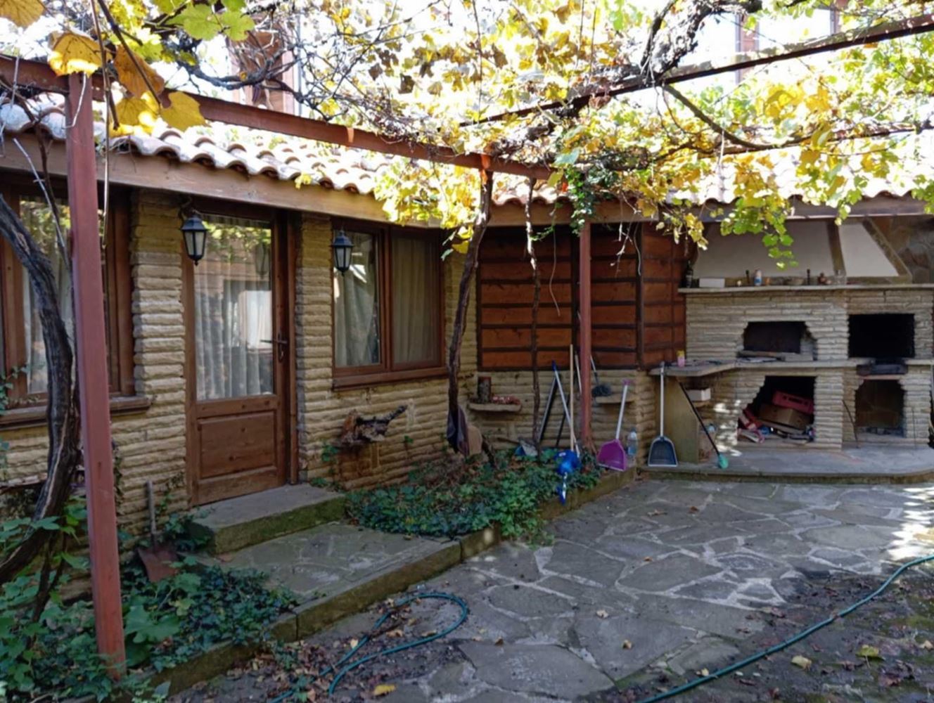 Битова Къща с Механа и Душа в Сърцето на Село Медвен - 0