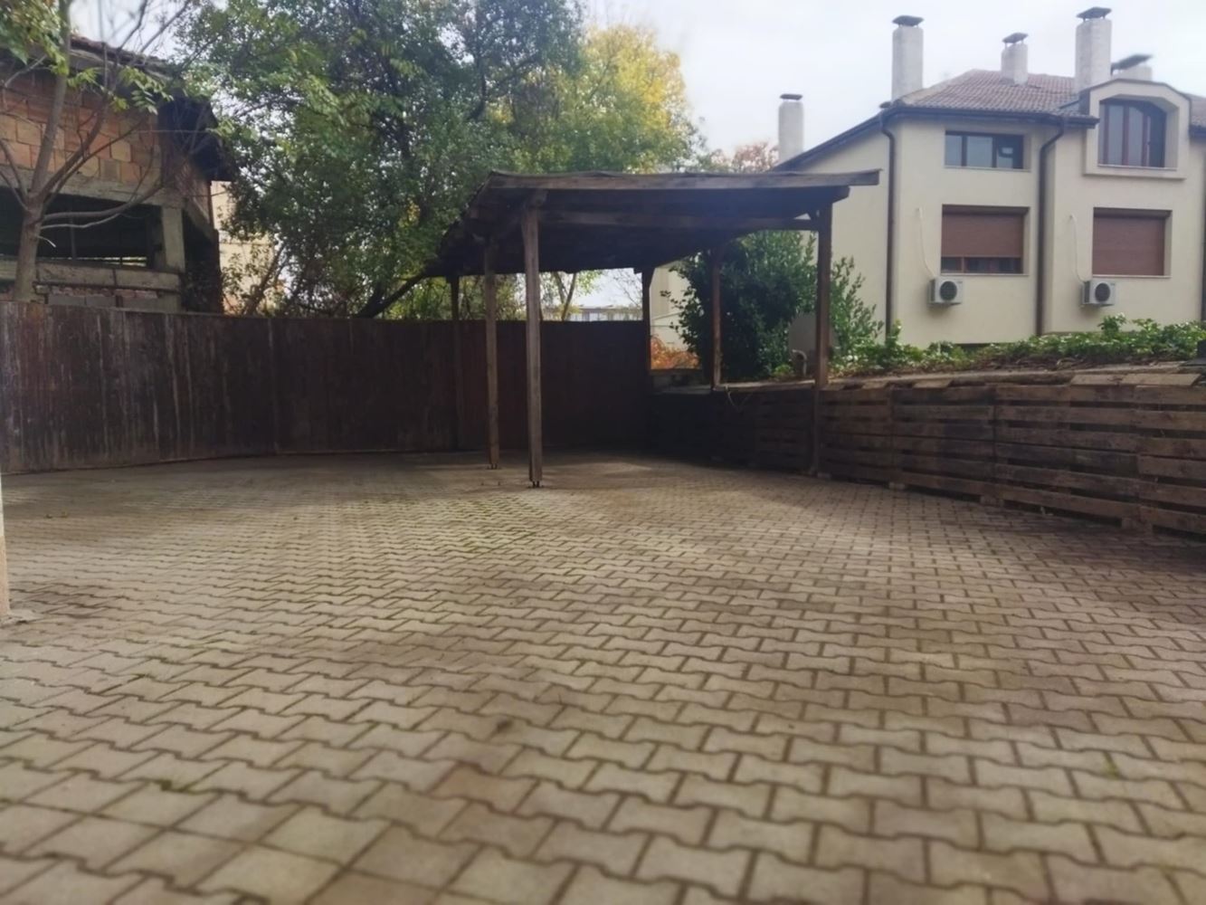 Отдава се под наем открито паркомясто в района на Двата Аслана-0 Отдава се под наем открито паркомясто в района на Двата Аслана - 0