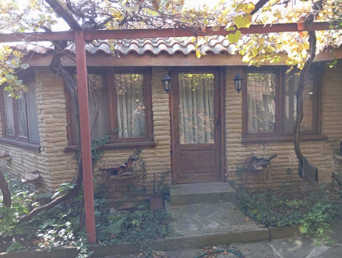 Битова Къща с Механа и Душа в Сърцето на Село Медвен - 0