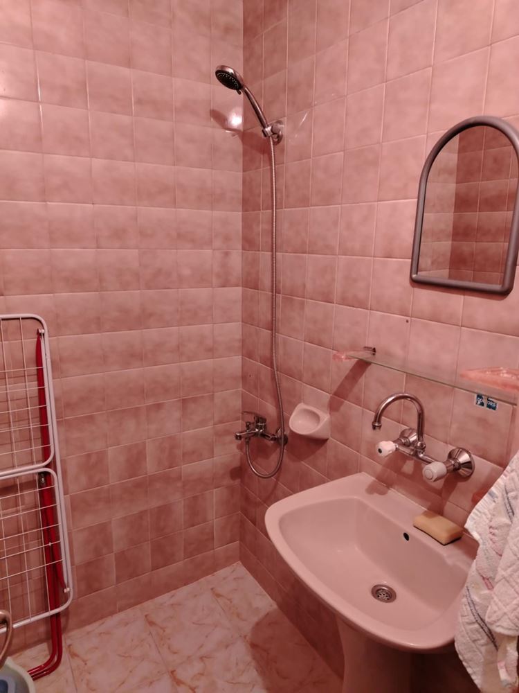 Zwei-Zimmer-Wohnung, in der Nähe von Schule und Kindergarten, mit TPP-0 Апартамент с две спални, близо до училище и детска градина, с ТЕЦ - 0