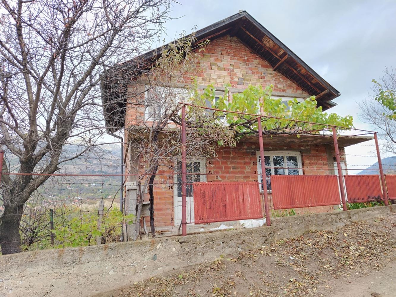 Вила с двор, лозе и панорамна гледка в м. Руините - 0