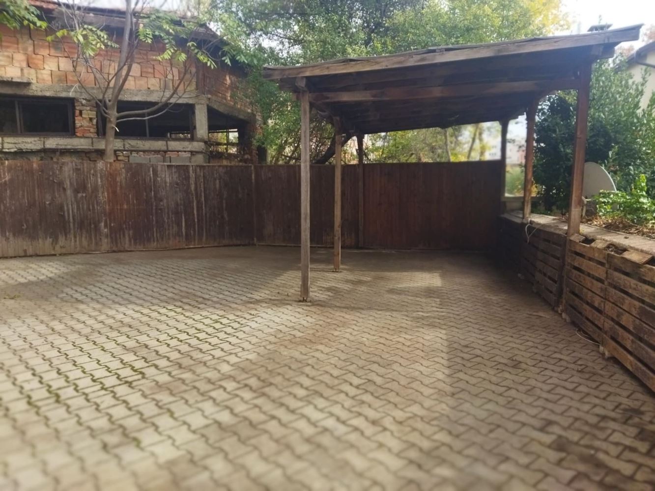 Отдава се под наем открито паркомясто в района на Двата Аслана-0 Отдава се под наем открито паркомясто в района на Двата Аслана - 0